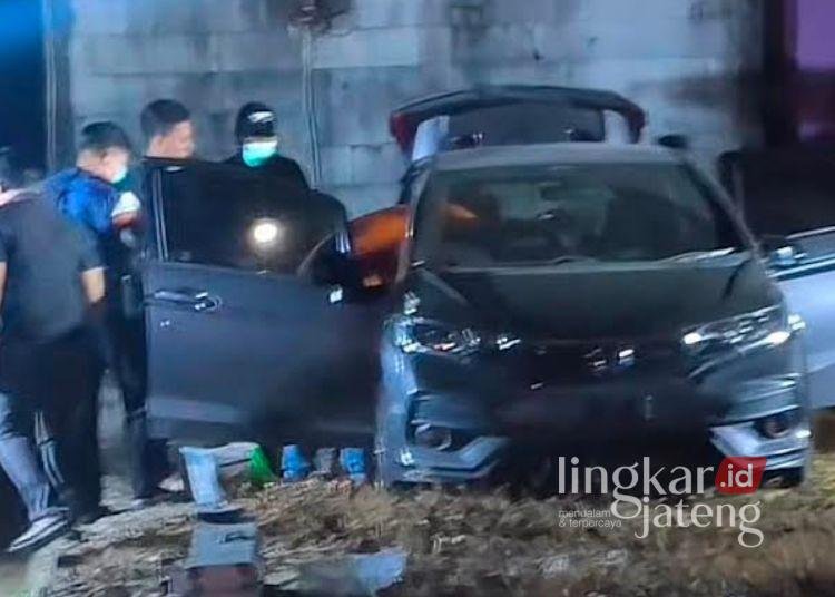 Polisi mengevakuasi pemilik konter HP di Ambarawa, Kabupaten Semarang yang ditemukan tewas di dalam mobil di Kabupaten Grobogan pada Kamis, 6 Agustus 2026. (dok Polres Semarang/Lingkarjateng.id)