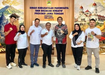 Kepala Disparekraf Jateng, Hanung Triyono, berfoto bersama panitia penyelenggara BBTE 2026. (Lingkarjateng.id)