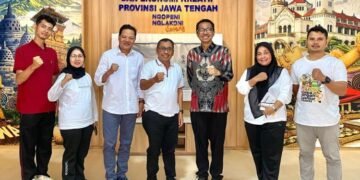 Kepala Disparekraf Jateng, Hanung Triyono, berfoto bersama panitia penyelenggara BBTE 2026. (Lingkarjateng.id)
