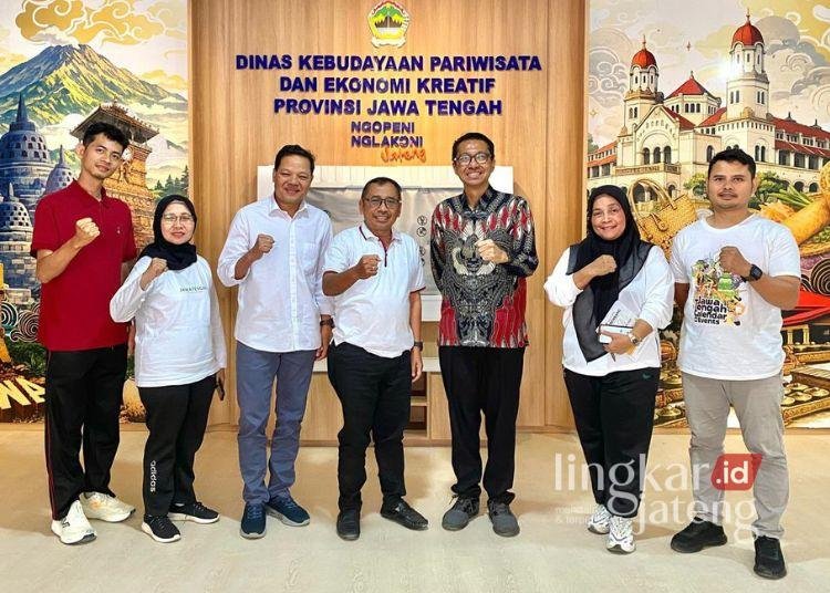 Digelar di Magelang, BBTE 2026 Akan Pertemukan Pelaku Industri Pariwisata Dalam-Luar Negeri 25 Kepala Disparekraf Jateng, Hanung Triyono, berfoto bersama panitia penyelenggara BBTE 2026. (Lingkarjateng.id)