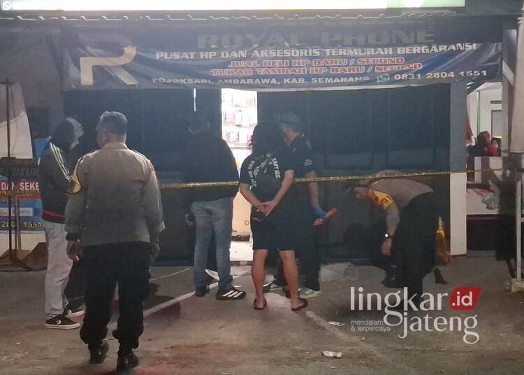 Aparat kepolisian melakukan olah TKP kasus dugaan perampokan di Royal Phone Pusat HP & Aksesoris di Kelurahan Pojoksari, Kecamatan Ambarawa, Kabupaten Semarang, Kamis, 6 Agustus 2026. (Hesty Imaniar/Lingkarjateng.id)