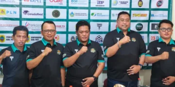 Ketua Komisi C DPRD Kabupaten Pati, Joni Kurnianto (kedua kanan), dalam konferensi pers Adhyaksa Cup di kantor KONI Pati pada Sabtu 22 Agustus 2026. (dok for Lingkarjateng.id)