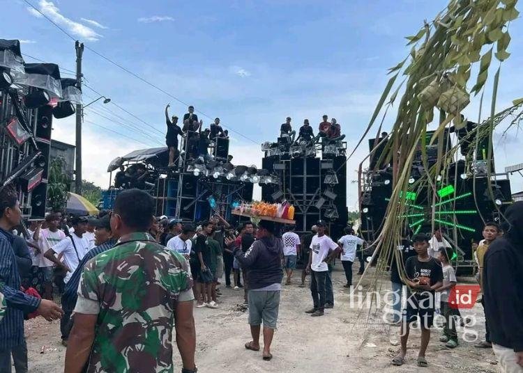 ILUSTRASI: Warga menyaksikan pertunjukan sound horeg. (dok for Lingkarjateng.id)