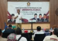 Ketua DPC Partai Gerindra Kudus, Sulistyo Utomo, memberi arahan dalam acara sarasehan dan pendidikan politik di Kantor DPC Gerindra Kudus, Rabu, 26 Agustus 2026. (Lingkarjateng.id)