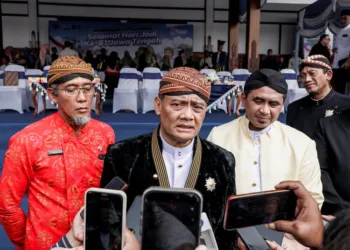 Gubernur Jawa Tengah, Ahmad Luthfi, memberi keterangan kepada awak media usai memimpin upacara Hari Jadi ke-81 Jateng di Alun-alun Kidul Kabupaten Boyolali, Rabu, 19 Agustus 2026. (Humas Pemprov Jateng/Lingkarjateng.id)