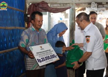 Gubernur Jawa Tengah Ahmad Luthfi memberikan bantuan penanganan RTLH secara simbolis. (Dok. For Lingkarjateng.id)