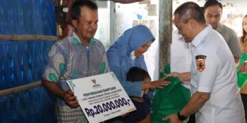 Gubernur Jawa Tengah Ahmad Luthfi memberikan bantuan penanganan RTLH secara simbolis. (Dok. For Lingkarjateng.id)
