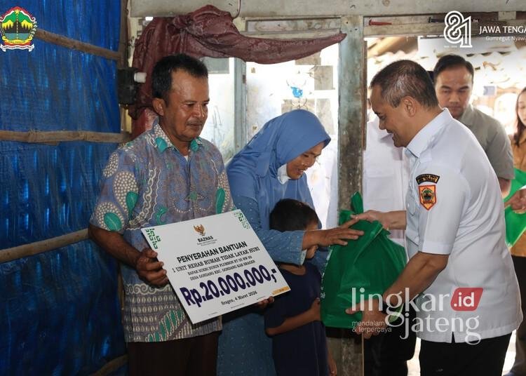 Gubernur Jawa Tengah Ahmad Luthfi memberikan bantuan penanganan RTLH secara simbolis. (Dok. For Lingkarjateng.id)