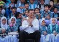 Gubernur Jawa Tengah, Ahmad Luthfi, berfoto bersama siswa salah satu sekolah di Jawa Tengah. (Dok for Lingkarjateng.id)