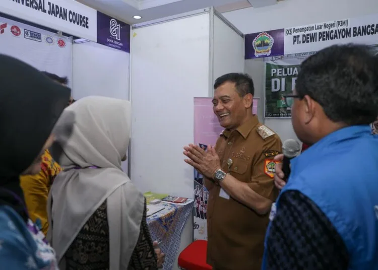 Gubernur Jawa Tengah, Ahmad Luthfi, mengunjungi salah satu stand perusahaan dalam Job Fair Jateng yang digelar di Halaman Kantor Disnakertrans Jawa Tengah, Kamis, 20 Agustus 2026. (Humas Pemprov Jateng/Lingkarjateng.id)