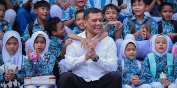 Gubernur Jawa Tengah, Ahmad Luthfi, berfoto bersama siswa salah satu sekolah di Jawa Tengah. (Dok for Lingkarjateng.id)