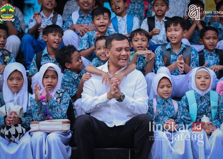 Gubernur Jawa Tengah, Ahmad Luthfi, berfoto bersama siswa salah satu sekolah di Jawa Tengah. (Dok for Lingkarjateng.id)