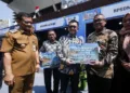 Gubernur Jawa Tengah, Ahmad Luthfi, menyarahkan bantuan kepada Pemerintah Desa Kepyar, Kabuapten Wonogiri, di Semarang, Kamis, 20 Agustus 2026. (Humas Pemprov Jateng/Lingkarjateng.id)