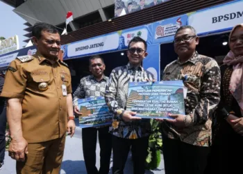 Gubernur Jawa Tengah, Ahmad Luthfi, menyarahkan bantuan kepada Pemerintah Desa Kepyar, Kabuapten Wonogiri, di Semarang, Kamis, 20 Agustus 2026. (Humas Pemprov Jateng/Lingkarjateng.id)