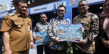 Gubernur Jawa Tengah, Ahmad Luthfi, menyarahkan bantuan kepada Pemerintah Desa Kepyar, Kabuapten Wonogiri, di Semarang, Kamis, 20 Agustus 2026. (Humas Pemprov Jateng/Lingkarjateng.id)
