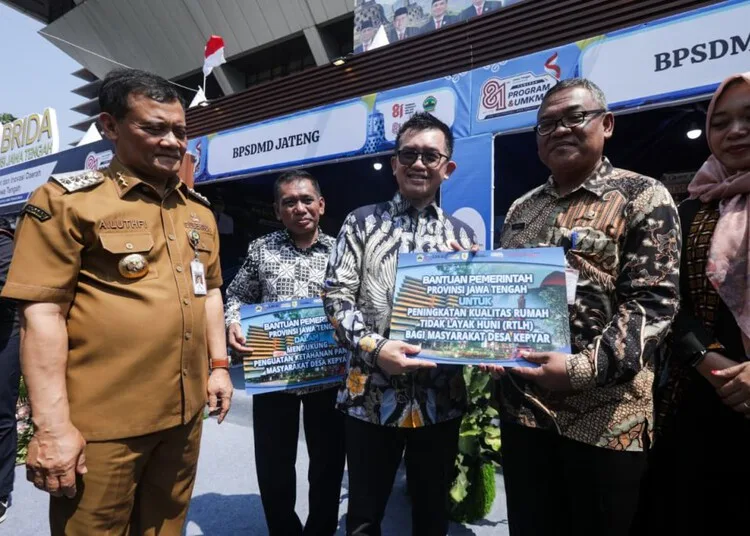 Gubernur Jawa Tengah, Ahmad Luthfi, menyarahkan bantuan kepada Pemerintah Desa Kepyar, Kabuapten Wonogiri, di Semarang, Kamis, 20 Agustus 2026. (Humas Pemprov Jateng/Lingkarjateng.id)