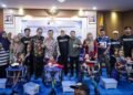Gubernur Jawa Tengah, Ahmad Luthfi, berfoto dengan orang tua dan anak penyandang disabilitas penerima bantuan kursi roda adaptif di Kantor Dinas Sosial Provinsi Jawa Tengah, Kamis, 13 Agustus 2026. (Humas Pemprov Jateng/Lingkarjateng.id)