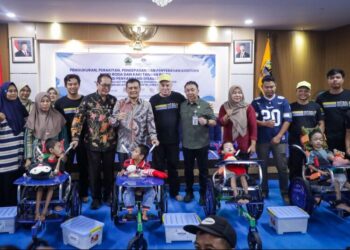 Gubernur Jawa Tengah, Ahmad Luthfi, berfoto dengan orang tua dan anak penyandang disabilitas penerima bantuan kursi roda adaptif di Kantor Dinas Sosial Provinsi Jawa Tengah, Kamis, 13 Agustus 2026. (Humas Pemprov Jateng/Lingkarjateng.id)