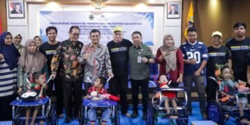 Gubernur Jawa Tengah, Ahmad Luthfi, berfoto dengan orang tua dan anak penyandang disabilitas penerima bantuan kursi roda adaptif di Kantor Dinas Sosial Provinsi Jawa Tengah, Kamis, 13 Agustus 2026. (Humas Pemprov Jateng/Lingkarjateng.id)