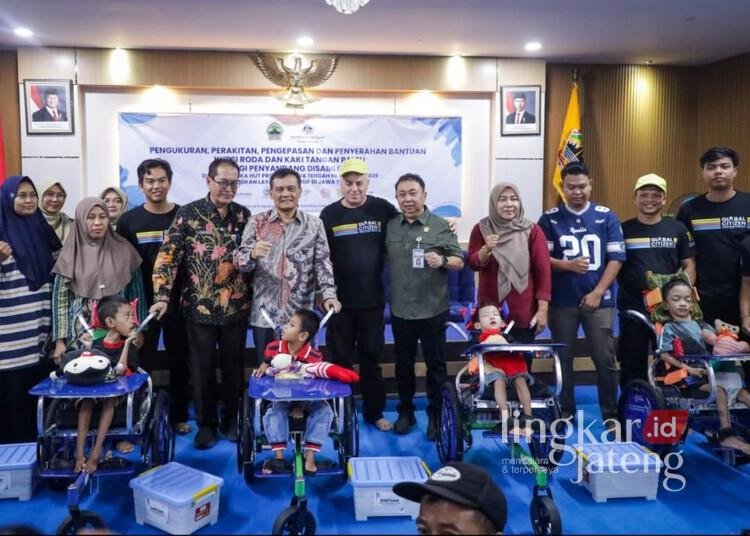 Gubernur Jawa Tengah, Ahmad Luthfi, berfoto dengan orang tua dan anak penyandang disabilitas penerima bantuan kursi roda adaptif di Kantor Dinas Sosial Provinsi Jawa Tengah, Kamis, 13 Agustus 2026. (Humas Pemprov Jateng/Lingkarjateng.id)