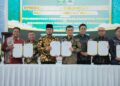 Gubernur Jawa Tengah Ahmad Luthfi dan Gubernur Kalimantan Timur Rudy Mas'ud menunjukkan dokumen kesepakatan kerja sama di Kompleks Kantor Jabatan Gubernur Kalimantan Timur, Kota Samarinda, Kamis, 6 Agustus 2026. (Humas Pemprov Jateng/Lingkarjateng.id)