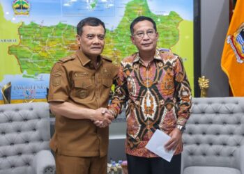 Gubernur Jawa Tengah Ahmad Luthfi berfoto dengan Direktur Promosi Wilayah Asia Tenggara, Australia, Selandia Baru, dan Pasifik Kementerian Investasi dan Hilirisasi Saribua Siahaan di Semarang, Selasa, 18 Agustus 2026. (Humas Pemprov Jateng/Lingkarjateng.id)