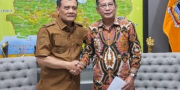 Gubernur Jawa Tengah Ahmad Luthfi berfoto dengan Direktur Promosi Wilayah Asia Tenggara, Australia, Selandia Baru, dan Pasifik Kementerian Investasi dan Hilirisasi Saribua Siahaan di Semarang, Selasa, 18 Agustus 2026. (Humas Pemprov Jateng/Lingkarjateng.id)