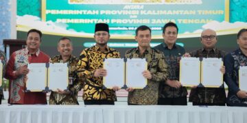 Gubernur Jawa Tengah Ahmad Luthfi dan Gubernur Kalimantan Timur Rudy Mas'ud menunjukkan dokumen kesepakatan kerja sama di Kompleks Kantor Jabatan Gubernur Kalimantan Timur, Kota Samarinda, Kamis, 6 Agustus 2026. (Humas Pemprov Jateng/Lingkarjateng.id)