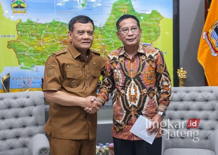 Gubernur Jawa Tengah Ahmad Luthfi berfoto dengan Direktur Promosi Wilayah Asia Tenggara, Australia, Selandia Baru, dan Pasifik Kementerian Investasi dan Hilirisasi Saribua Siahaan di Semarang, Selasa, 18 Agustus 2026. (Humas Pemprov Jateng/Lingkarjateng.id)
