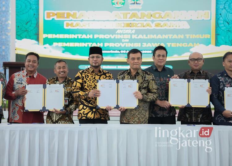 Gubernur Jawa Tengah Ahmad Luthfi dan Gubernur Kalimantan Timur Rudy Mas'ud menunjukkan dokumen kesepakatan kerja sama di Kompleks Kantor Jabatan Gubernur Kalimantan Timur, Kota Samarinda, Kamis, 6 Agustus 2026. (Humas Pemprov Jateng/Lingkarjateng.id)
