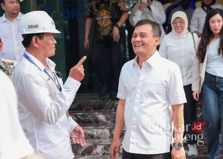 Genjot Logistik Industri, Gubernur Jateng Berencana Bangun Pelabuhan Darat di Batang dan Kendal 25 Gubernur Jawa Tengah, Ahmad Luthfi, bersama Direktur Cikarang Dry Port, Noor Yusuf, saat studi komparatif ke Cikarang Dry Port, Kabupaten Bekasi, Sabtu, 15 Agustus 2026. (Humas Pemprov Jateng/Lingakrjateng.id)