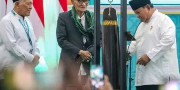 Presiden Prabowo Subianto (kanan) menutup Muktamar ke-35 Nahdlatul Ulama disaksikan Rais Aam terpilih KH Miftahul Akhyar (tengah) dan Ketum PBNU terpilih KH Abdul Hakim Mahfudz (kiri) di Ponpes Bahrul Ulum Tambakberas, Jombang, Jawa Timur, Senin, 31 Agustus 2026. (Antara/Lingkarjateng.id)