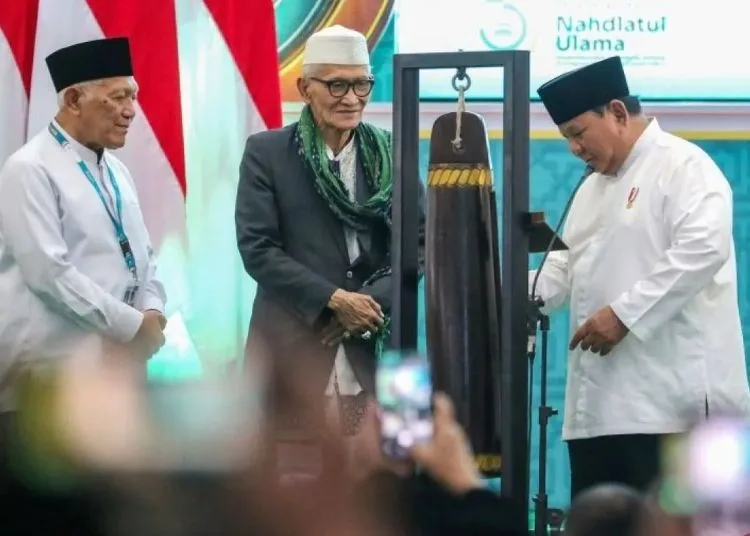 Presiden Prabowo Subianto (kanan) menutup Muktamar ke-35 Nahdlatul Ulama disaksikan Rais Aam terpilih KH Miftahul Akhyar (tengah) dan Ketum PBNU terpilih KH Abdul Hakim Mahfudz (kiri) di Ponpes Bahrul Ulum Tambakberas, Jombang, Jawa Timur, Senin, 31 Agustus 2026. (Antara/Lingkarjateng.id)