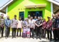 Wakil Gubernur Jawa Tengah, Taj Yasin Maimeon, berfoto dengan keluarga penerima bantuan pembangunan rumah di Desa Jaten, Kecamatan Selogiri, Kabupaten Wonogiri, Kamis, 13 Agustus 2026. (Humas Pemprov Jateng/Lingkarjateng.id)