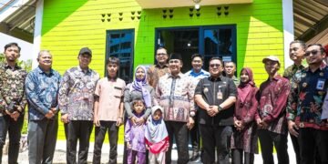Wakil Gubernur Jawa Tengah, Taj Yasin Maimeon, berfoto dengan keluarga penerima bantuan pembangunan rumah di Desa Jaten, Kecamatan Selogiri, Kabupaten Wonogiri, Kamis, 13 Agustus 2026. (Humas Pemprov Jateng/Lingkarjateng.id)