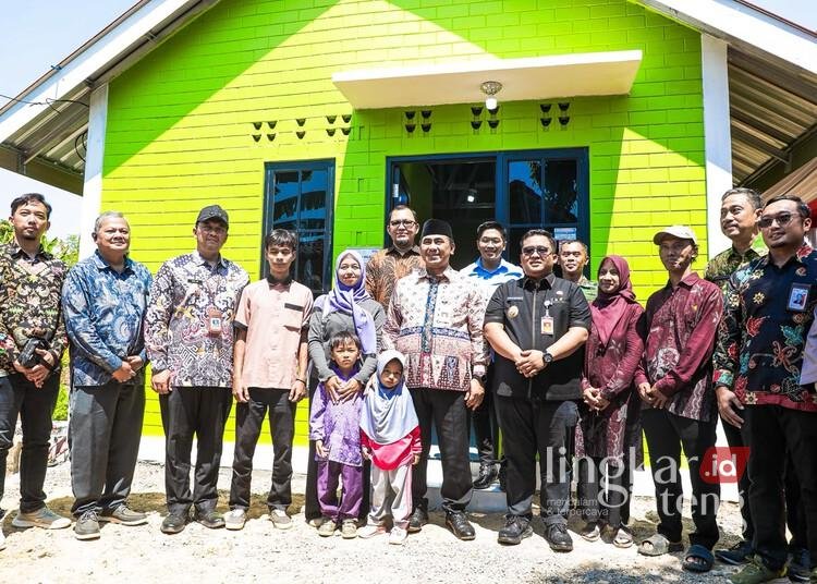 Pemprov Jateng Uji Coba Bata Interlock untuk Rehab RTLH, Biaya Lebih Hemat 25 Wakil Gubernur Jawa Tengah, Taj Yasin Maimeon, berfoto dengan keluarga penerima bantuan pembangunan rumah di Desa Jaten, Kecamatan Selogiri, Kabupaten Wonogiri, Kamis, 13 Agustus 2026. (Humas Pemprov Jateng/Lingkarjateng.id)