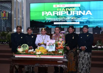 Prosesi pemotongan tumpeng dalam rapat paripurna peringatan Hari Jadi ke-404 Kabupaten Pekalongan di gedung dewan setempat, Selasa, 25 Agustus 2026. (Fahri Akbar/Lingkarjateng.id)