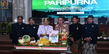 Prosesi pemotongan tumpeng dalam rapat paripurna peringatan Hari Jadi ke-404 Kabupaten Pekalongan di gedung dewan setempat, Selasa, 25 Agustus 2026. (Fahri Akbar/Lingkarjateng.id)
