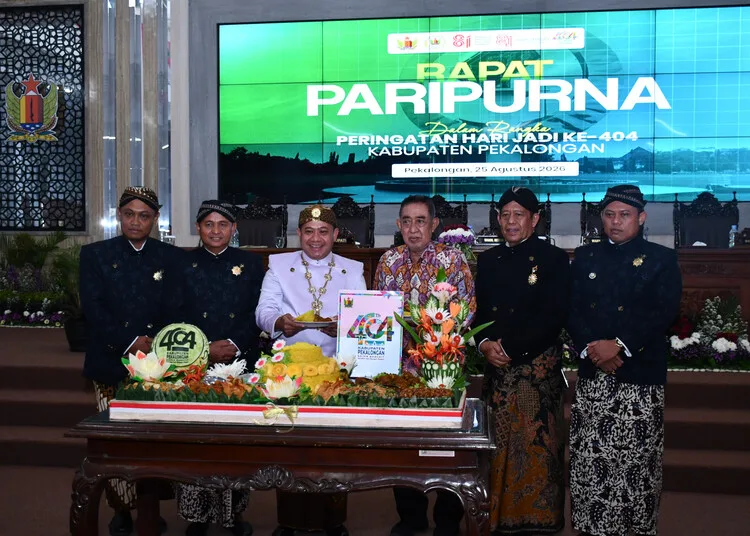 Prosesi pemotongan tumpeng dalam rapat paripurna peringatan Hari Jadi ke-404 Kabupaten Pekalongan di gedung dewan setempat, Selasa, 25 Agustus 2026. (Fahri Akbar/Lingkarjateng.id)