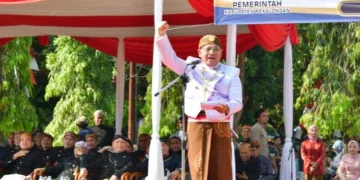 Plt Bupati Pekalongan, Sukirman, memimpin apel besar peringatan Hari Jadi ke-404 Kabupaten Pekalongan, Selasa, 25 Agustus 2026. (Fahri Akbar/Lingkarjateng.id)