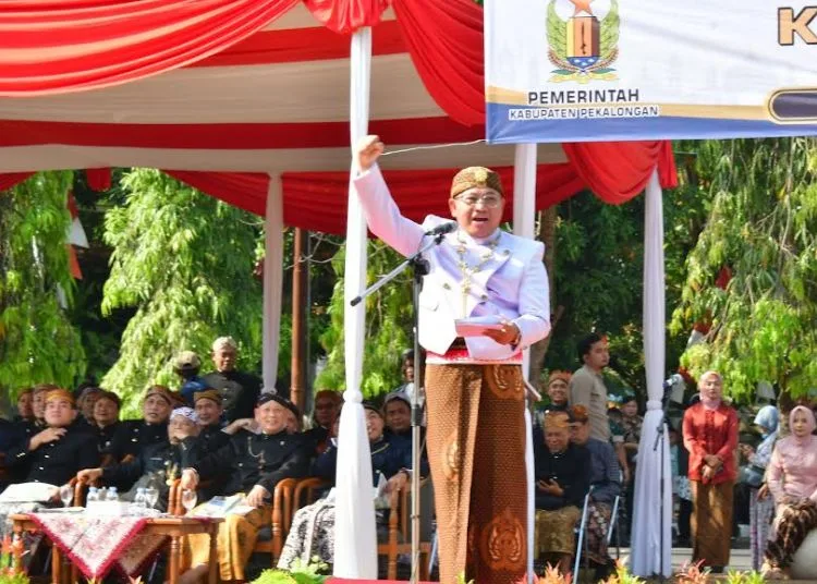 Plt Bupati Pekalongan, Sukirman, memimpin apel besar peringatan Hari Jadi ke-404 Kabupaten Pekalongan, Selasa, 25 Agustus 2026. (Fahri Akbar/Lingkarjateng.id)