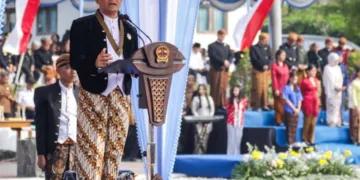 Gubernur Jawa Tengah Ahmad Luthfi dalam upacara Hari Jadi ke-81 Jawa Tengah di Alun-Alun Kidul Kabupaten Boyolali, Rabu, 19 Agustus 2026. (dok for Lingkarjateng.id)