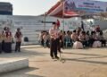 Plt Camat Kaliwungu Kabupaten Kendal, Pratikto Joko Wijayanto, mempimpin upacara Hati Pramuka ke-65 di Alun-Alun Kaliwungu pada Jumat, 14 Agustus 2026. (Anik Kustiani/Lingkarjateng.id)