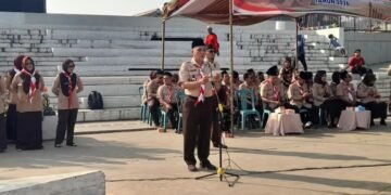 Plt Camat Kaliwungu Kabupaten Kendal, Pratikto Joko Wijayanto, mempimpin upacara Hati Pramuka ke-65 di Alun-Alun Kaliwungu pada Jumat, 14 Agustus 2026. (Anik Kustiani/Lingkarjateng.id)