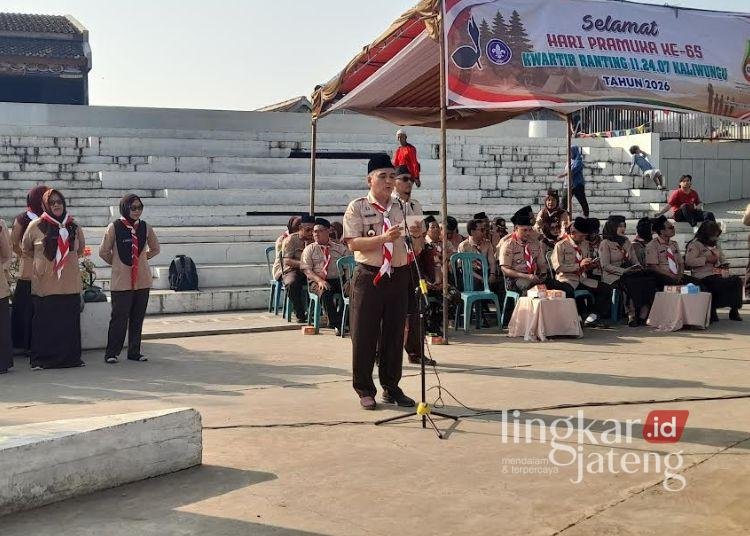 Plt Camat Kaliwungu Kabupaten Kendal, Pratikto Joko Wijayanto, mempimpin upacara Hati Pramuka ke-65 di Alun-Alun Kaliwungu pada Jumat, 14 Agustus 2026. (Anik Kustiani/Lingkarjateng.id)