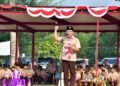 Plt Bupati Pekalongan, Sukirman, saat menjadi pembina upacara Peringatan Hari Pramuka ke-65 sekaligus penutupan Raimuna Cabang IX Kwarcab Pekalongan di Lapangan Desa Kulu, Kecamatan Karanganyar, Jumat, 14 Agustus 2026. (Fahri Akbar/Lingkarjateng.id)