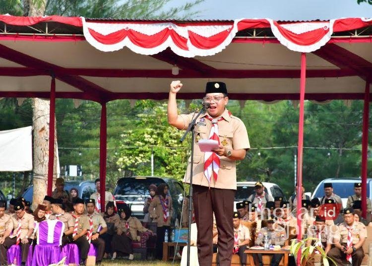 Plt Bupati Pekalongan, Sukirman, saat menjadi pembina upacara Peringatan Hari Pramuka ke-65 sekaligus penutupan Raimuna Cabang IX Kwarcab Pekalongan di Lapangan Desa Kulu, Kecamatan Karanganyar, Jumat, 14 Agustus 2026. (Fahri Akbar/Lingkarjateng.id)