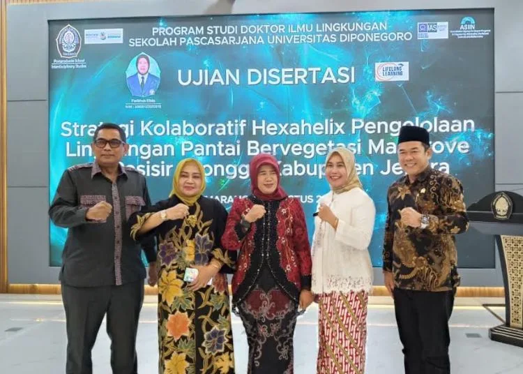 Ketua DPRD Kabupaten Jepara Agus Sutisna (kanan) menghadiri Ujian Terbuka Program Studi Doktor Ilmu Lingkungan, Sekolah Pascasarjana Universitas Diponegoro, Kota Semarang pada Rabu, 19 Agustus 2026. (Tomi Budianto/Lingkarjateng.id)