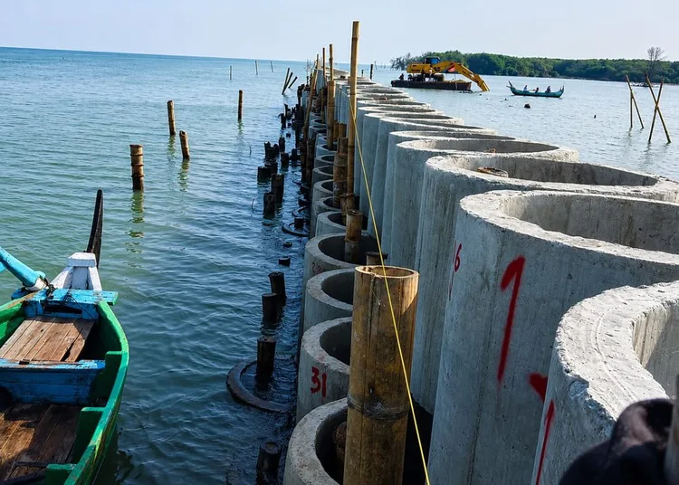 Pembangunan Hybrid Sea Wall di kawasan pesisir Desa Surodadi, Kecamatan Sayung, Kabupaten Demak. (M. Burhanuddin Aslam/Lingkarjateng.id)