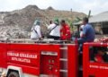 Petugas menyemprotkan zat kimia ke tumpukan sampah di TPA Ngronggo, Kumpulrejo, Argomulyo untuk menghilangkan bau, belum lama ini. Foto : Angga Rosa/Lingkar